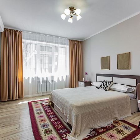 2 Room Apartment In The Center Almaty Esterno foto